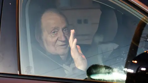 El Rey emérito Juan Carlos I saluda a su llegada a Sanxenxo El Rey emérito Juan Carlos I saluda a su llegada a Sanxenxo