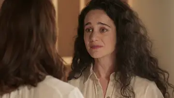 “Mi relación con él empeoró hasta tal punto de separarnos completamente”, le cuenta a Andrés y es que su hijo la culpó de que su padre muriese solo. Delia le confiesa a Andrés que no cree que vuelvan a verse porque cada vez ella está más enferma y teme moriste sin volver a ver a su hijo. “Mi relación con él empeoró hasta tal punto de separarnos completamente”, le cuenta a Andrés y es que su hijo la culpó de que su padre muriese solo. Delia le confiesa a Andrés que no cree que vuelvan a verse porque cada vez ella está más enferma y teme moriste sin volver a ver a su hijo.