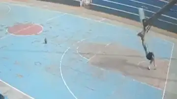 Muere un joven de 16 años al intentar hacer un mate en la India Muere un joven de 16 años al intentar hacer un mate en la India