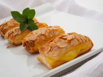 Postre exprés de Arguiñano: "Hojaldres de almendra con crema, perfecto para elaborar con los más pequeños" Postre exprés de Arguiñano: "Hojaldres de almendra con crema, perfecto para elaborar con los más pequeños"