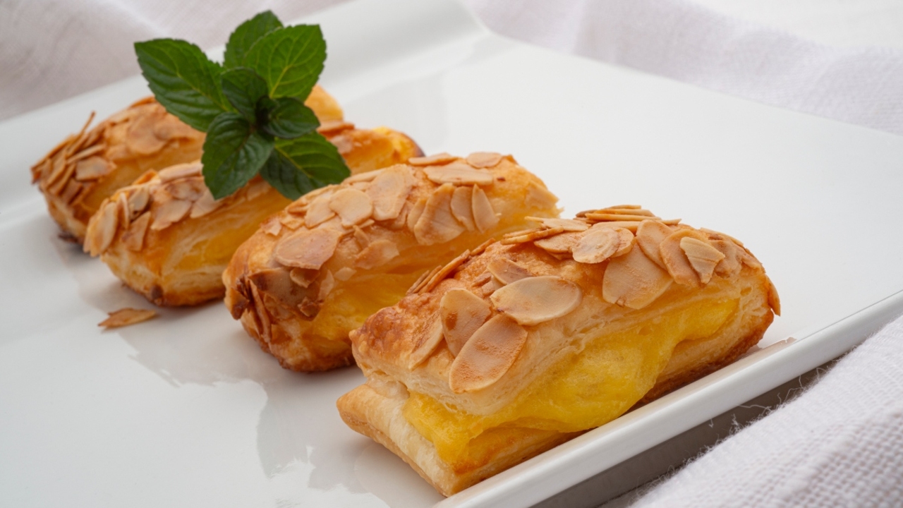 Hojaldres de almendra con crema, perfecto para elaborar con los más pequeños Hojaldres de almendra con crema, perfecto para elaborar con los más pequeños