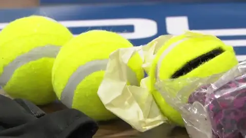 Detenidos 2 menores por lanzar pelotas de tenis con droga al interior de la cárcel de Segovia Detenidos 2 menores por lanzar pelotas de tenis con droga al interior de la cárcel de Segovia