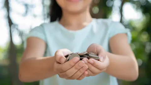 Niña con dinero en las manos Niña con dinero en las manos