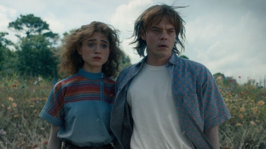 Charlie Heaton y Natalia Dyer como Jonathan y Nancy en Stranger Things