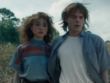 Charlie Heaton y Natalia Dyer como Jonathan y Nancy en Stranger Things Charlie Heaton y Natalia Dyer como Jonathan y Nancy en Stranger Things