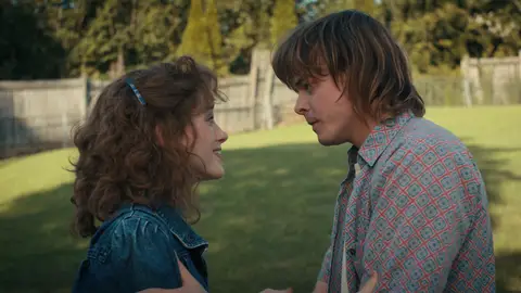 Charlie Heaton y Natalia Dyer Stranger Things como Jonathan y Nancy Charlie Heaton y Natalia Dyer Stranger Things como Jonathan y Nancy