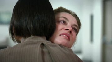 Rengin le da fuerzas a Bahar: el abrazo más emotivo en medio de su dolor Rengin le da fuerzas a Bahar: el abrazo más emotivo en medio de su dolor