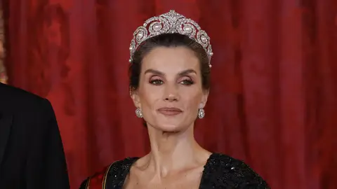 La reina Letizia luciendo una espectacular tiara La reina Letizia luciendo una espectacular tiara