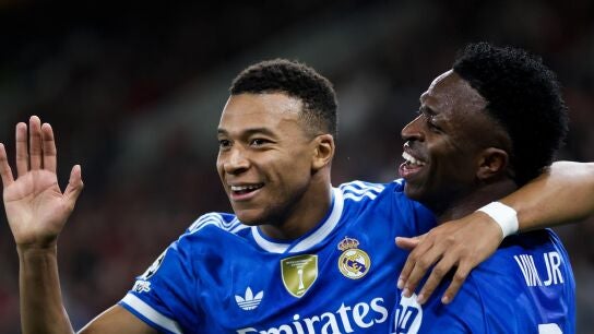 Kylian Mbapp&eacute; celebra uno de sus goles a Olympiacos