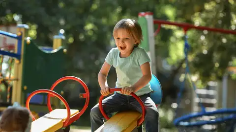 Niño jugando en el parque Niño jugando en el parque