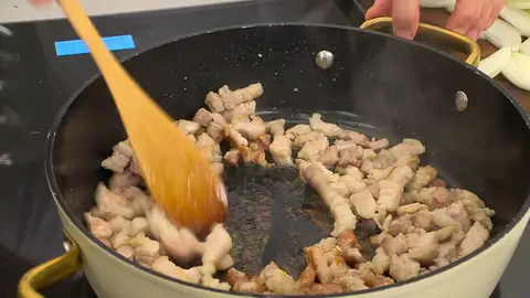 Corta la panceta en dados pequeños, introdúcelos en la tartera y fríelos Corta la panceta en dados pequeños, introdúcelos en la tartera y fríelos