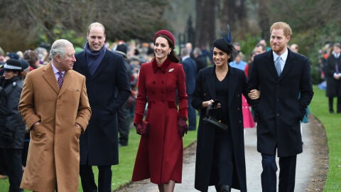 Carlos III, William, Kate, Meghan y Harry, de izquierda a derecha