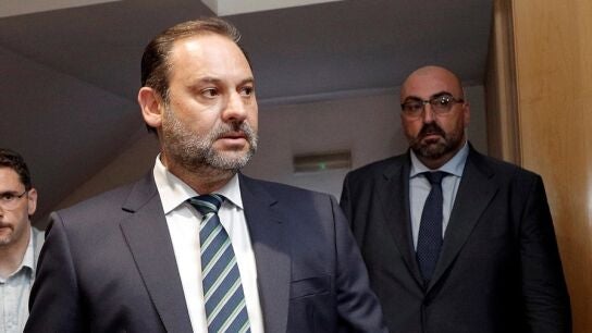 El exministro Jos&eacute; Luis &Aacute;balos y su exasesor Koldo Garc&iacute;a, en una imagen de archivo. EFE/Manuel Bruque