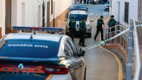 Agentes de la Guardia Civil junto a la vivienda de la v&iacute;ctima en Campillos
