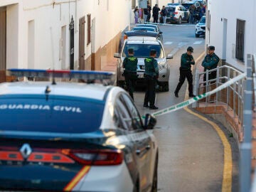 Agentes de la Guardia Civil junto a la vivienda de la víctima en Campillos