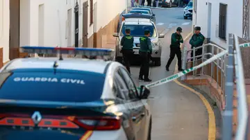 Agentes de la Guardia Civil junto a la vivienda de la víctima en Campillos Agentes de la Guardia Civil junto a la vivienda de la víctima en Campillos