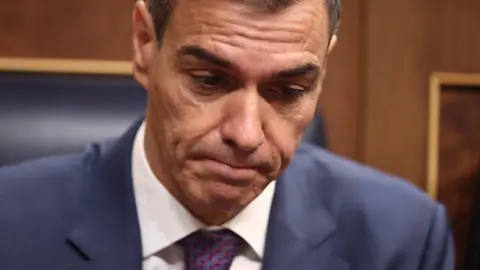 El presidente del Gobierno, Pedro Sánchez, durante una sesión de control al Gobierno, en el Congreso de los Diputados El presidente del Gobierno, Pedro Sánchez, durante una sesión de control al Gobierno, en el Congreso de los Diputados, a 26 de noviembre de 2025, en Madrid (España).El Gobierno se enfrenta hoy a una nueva sesión de control en el Congreso marcada especialmente por la condena y renuncia del fiscal general del Estado, Álvaro García Ortiz. García Ortiz ha sido inhabilitado por el Tribunal Supremo por revelación de secretos contra la pareja de la presidenta de la Comunidad de Madrid.26 NOVIEMBRE...