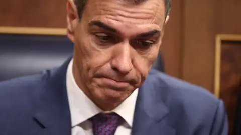 El Gobierno se enfrenta a una nueva sesión de control en el Congreso tras la renuncia de García Ortiz El presidente del Gobierno, Pedro Sánchez, durante una sesión de control al Gobierno, en el Congreso de los Diputados, a 26 de noviembre de 2025, en Madrid (España).El Gobierno se enfrenta hoy a una nueva sesión de control en el Congreso marcada especialmente por la condena y renuncia del fiscal general del Estado, Álvaro García Ortiz. García Ortiz ha sido inhabilitado por el Tribunal Supremo por revelación de secretos contra la pareja de la presidenta de la Comunidad de Madrid. 26 NOVIEMBRE...