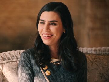 Cloe ofrece a María un puesto en la fábrica: “Quiero que trabaje para nosotros como traductora”