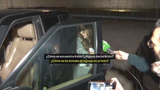 El momento en el que Andrea, expareja de &Aacute;balos, se despide del exministro antes de su ingreso en Soto del Real