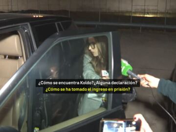 El momento en el que Andrea, expareja de Ábalos, se despide del exministro antes de su ingreso en Soto del Real