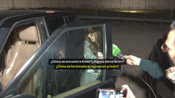 El momento en el que Andrea, expareja de Ábalos, se despide del exministro antes de su ingreso en Soto del Real