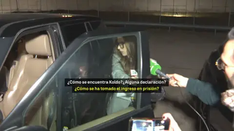 El momento en el que Andrea, expareja de Ábalos, se despide del exministro antes de su ingreso en Soto del Real El momento en el que Andrea, expareja de Ábalos, se despide del exministro antes de su ingreso en Soto del Real