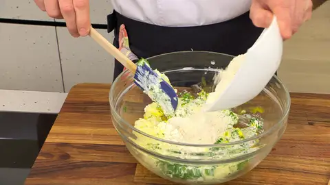 Amasa los ingredientes hasta que se integren Amasa los ingredientes hasta que se integren