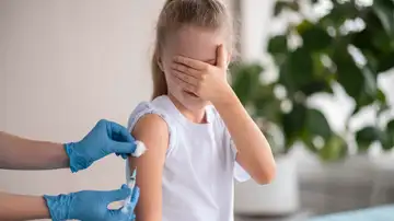 Una niña recibe una vacuna Una niña recibe una vacuna