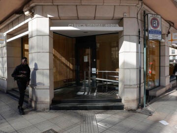 Fachada principal de la cl&iacute;nica dental de Alzira