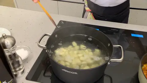 Cuando empiece a hervir, agrega los ñoquis Cuando empiece a hervir, agrega los ñoquis