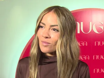 Melyssa Pinto atendiendo a la prensa Melyssa Pinto atendiendo a la prensa