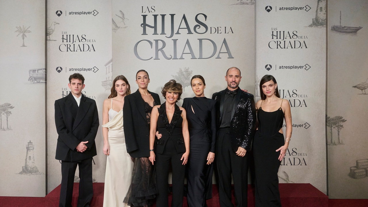 El elenco de Las Hijas de la Criada deslumbra en la alfombra roja de su gran premiere El elenco de Las Hijas de la Criada deslumbra en la alfombra roja de su gran premiere