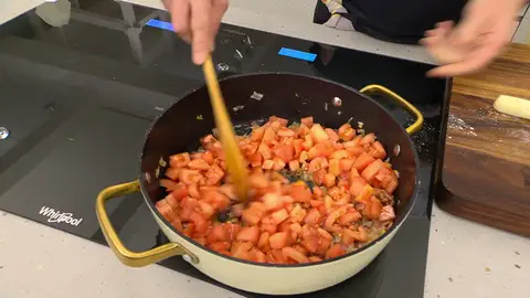 Incorpora los tomates y cocina todo a fuego medio Incorpora los tomates y cocina todo a fuego medio