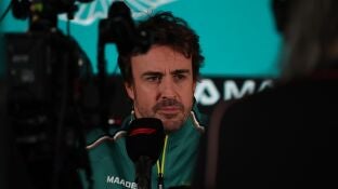 Fernando Alonso atiende a los medios antes del GP de Qatar