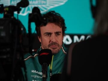 Fernando Alonso atiende a los medios antes del GP de Qatar