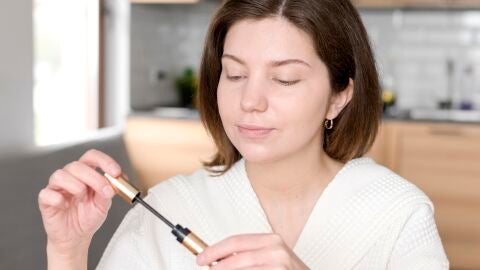 Mujer usando máscara de pestañas