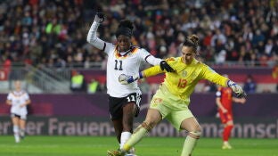 Cata Coll defiende un bal&oacute;n ante la presi&oacute;n de Nicole Anyomi 