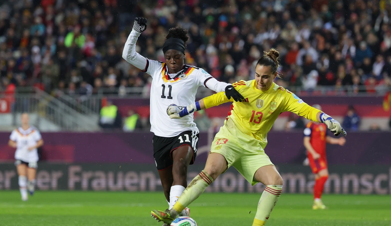 Cata Coll defiende un balón ante la presión de Nicole Anyomi