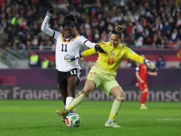 Cata Coll defiende un balón ante la presión de Nicole Anyomi Cata Coll defiende un balón ante la presión de Nicole Anyomi