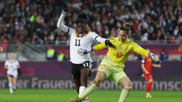 Cata Coll defiende un balón ante la presión de Nicole Anyomi Cata Coll defiende un balón ante la presión de Nicole Anyomi