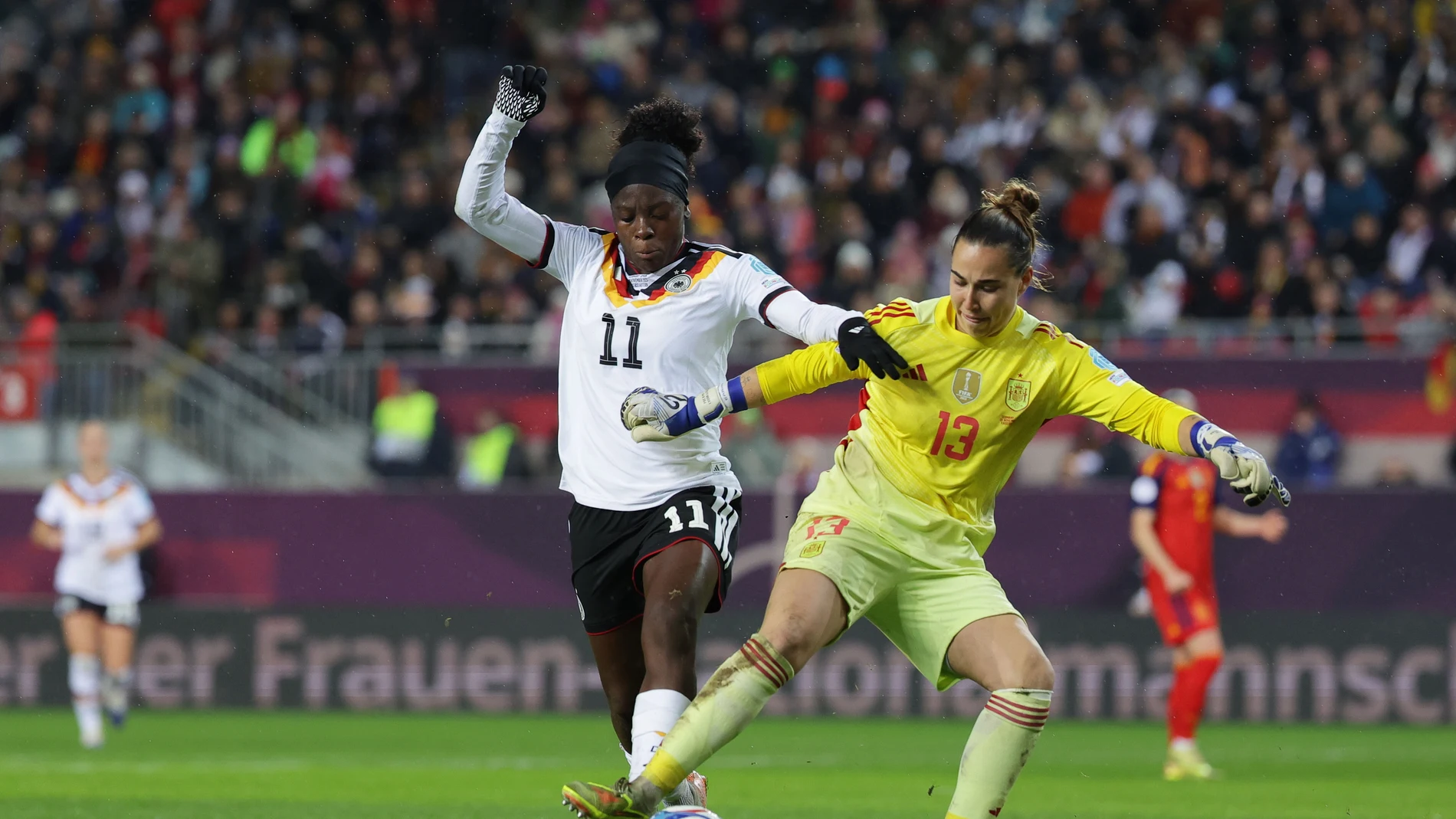 Cata Coll defiende un balón ante la presión de Nicole Anyomi Cata Coll defiende un balón ante la presión de Nicole Anyomi