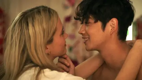 Rain Spencer y Sean Kaufman como Taylor y Steven en El verano en que me enamoré Rain Spencer y Sean Kaufman como Taylor y Steven en El verano en que me enamoré