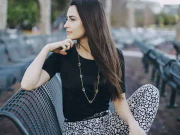 Mujer con un collar largo Mujer con un collar largo