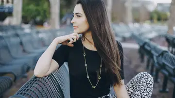 Mujer con un collar largo Mujer con un collar largo