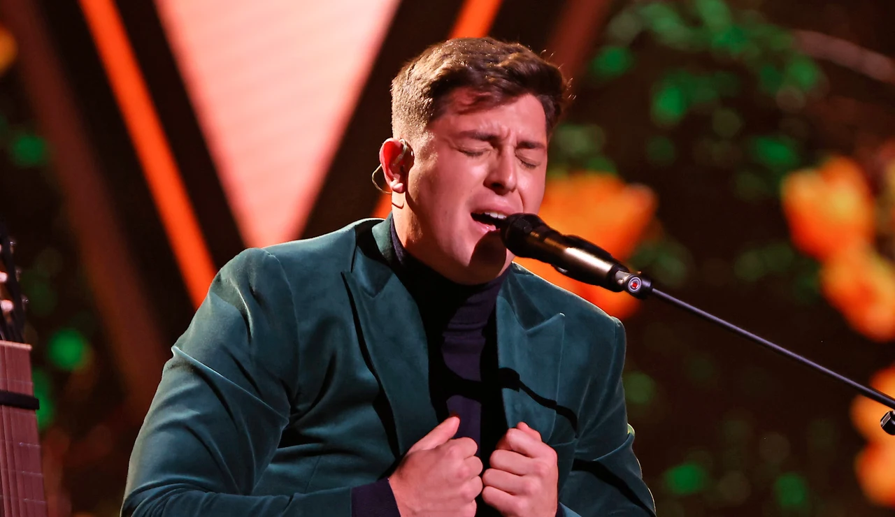 Una actuación llena de alma: Cayetano emociona con 'Por amarte así' en La Voz