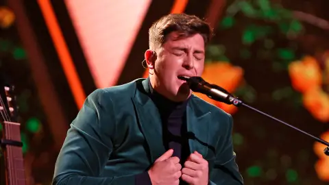 Una actuación llena de alma: Cayetano emociona con 'Por amarte así' en La Voz Una actuación llena de alma: Cayetano emociona con 'Por amarte así' en La Voz