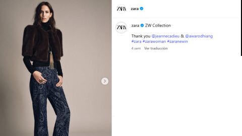 Modelo con uno de los collares de la colección