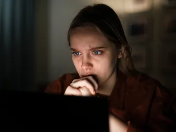 Una joven ante el ordenador Una joven ante el ordenador