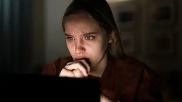 Una joven ante el ordenador Una joven ante el ordenador